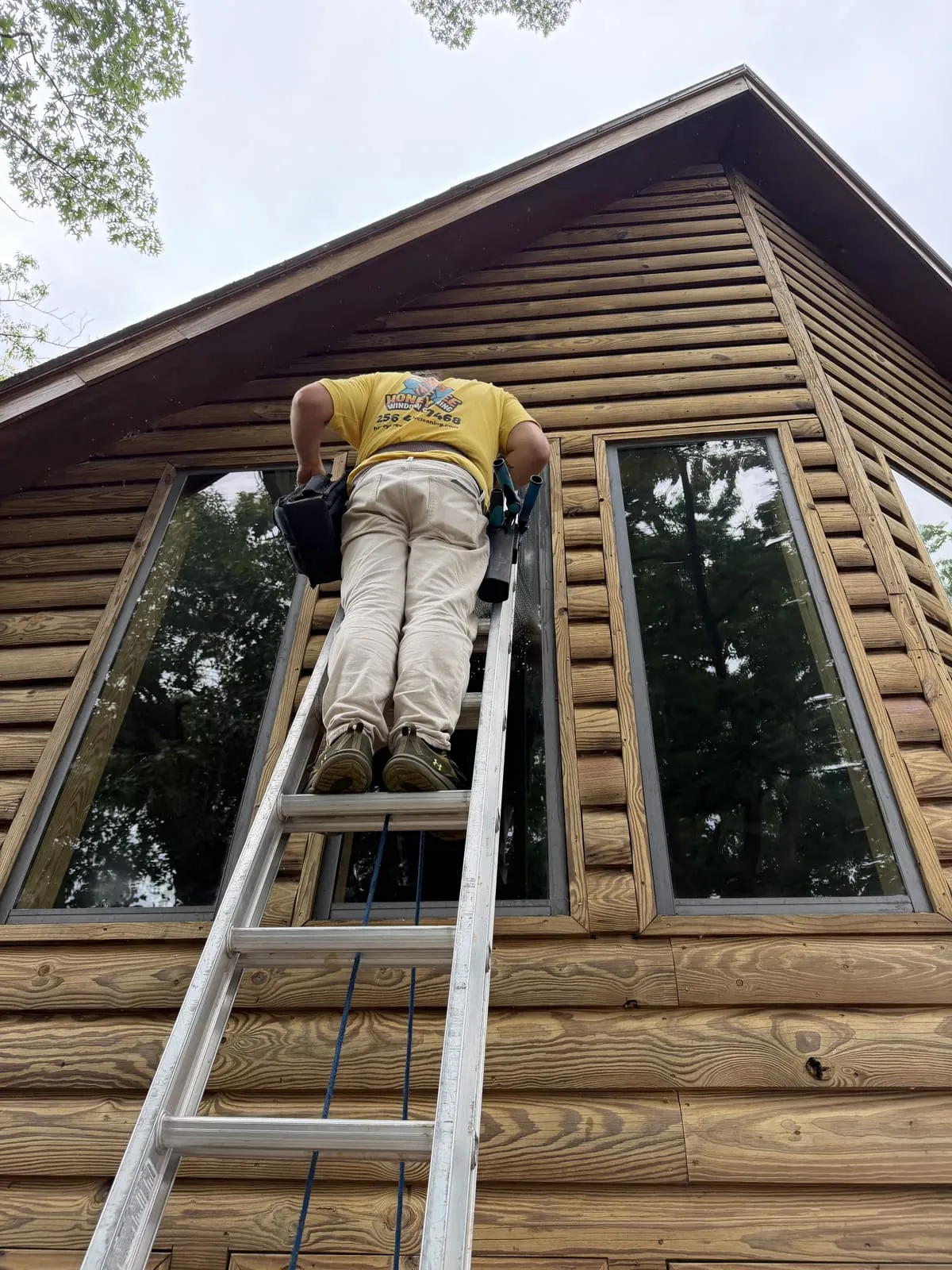 HoneyBee window cleaning at a home in Killen, AL